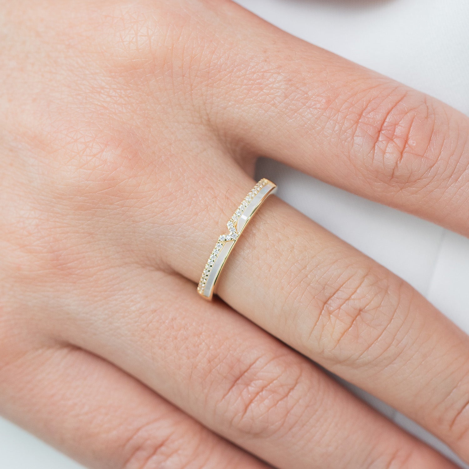 Sleek V ring