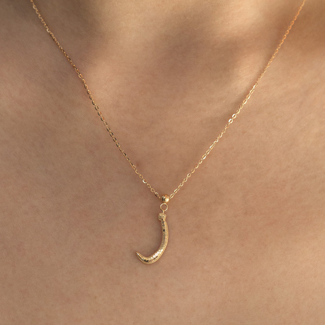 قلادة دائرة العنبر