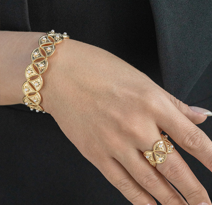 مجموعة أساور ذهبية