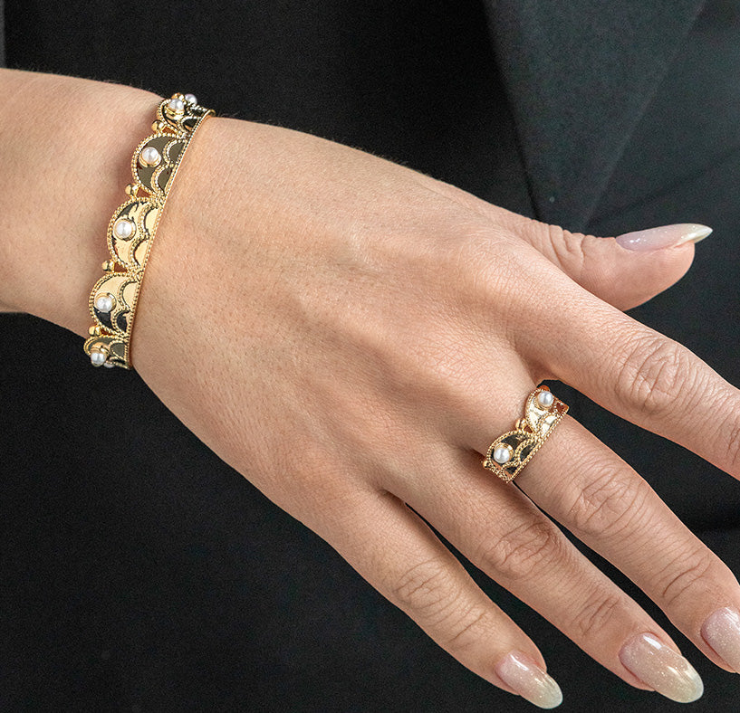 مجموعة أساور ذهبية