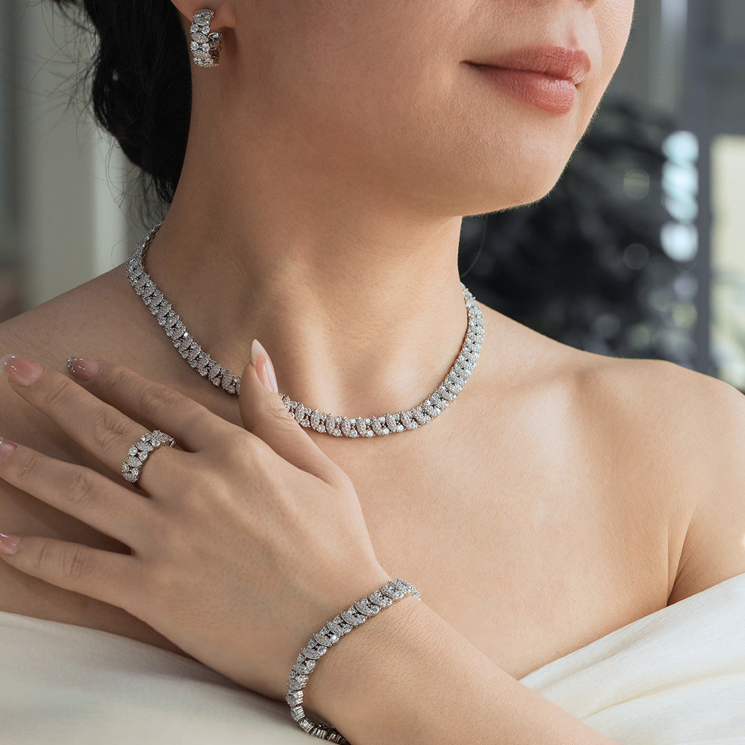 Classic Embrace Necklace Set